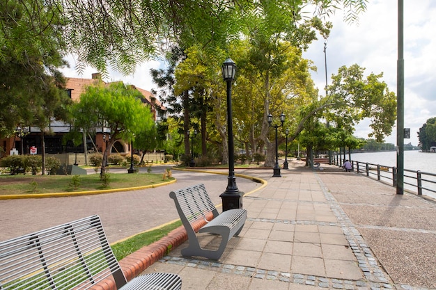 Passeio ajardinado às margens do rio tigre na argentina