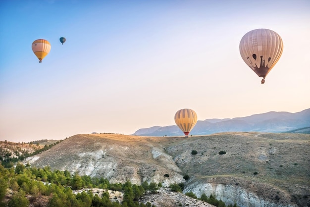 Passeio de balão de ar quente sobre White Mountain Pamukkale Turquia