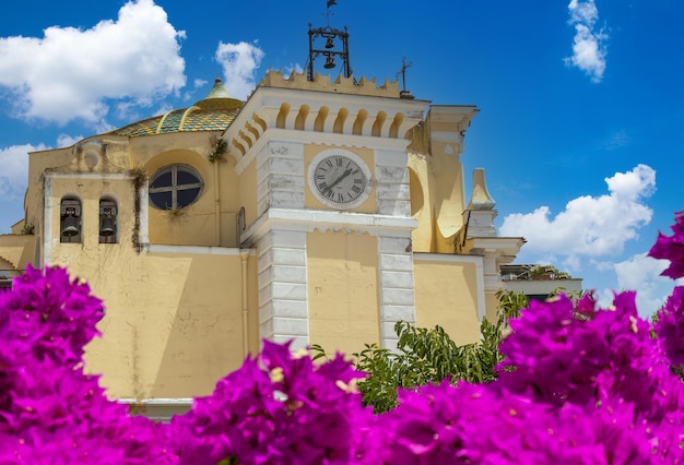 Passeio de barco na Itália para o belo destino turístico Ischia Island, perto de Nápoles