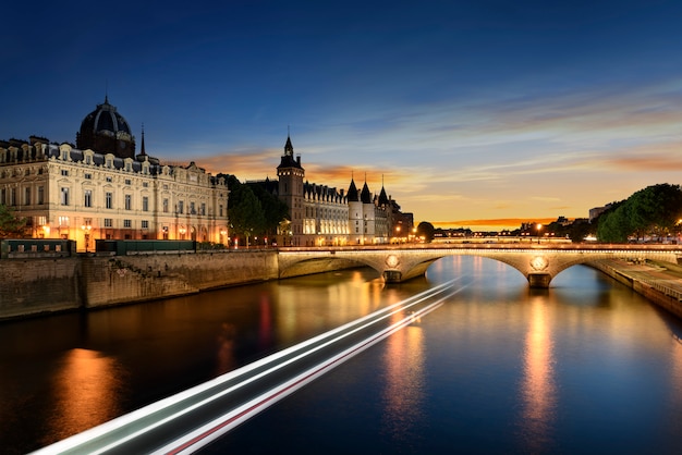 Passeio de barco no rio sena em paris com pôr do sol. paris, frança