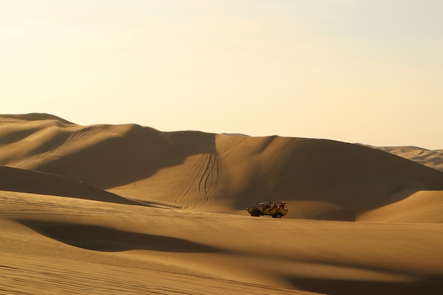 Passeio de buggy, atividade popular na bela duna de areia de Huacachina, Ica, Peru