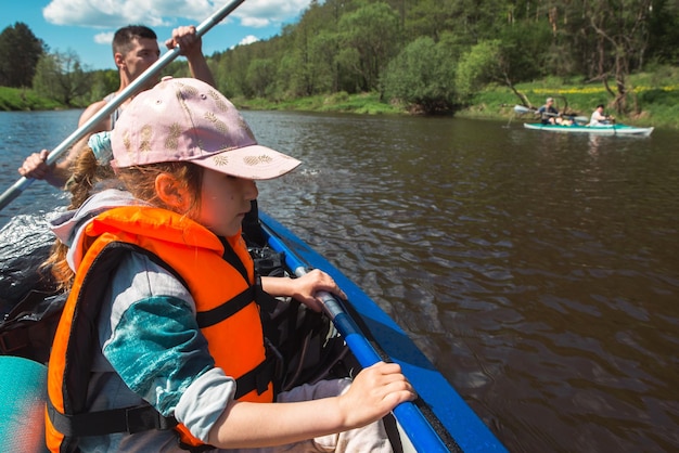 Passeio de caiaque em família pai e filha e casal de idosos sênior e seniora barco a remo no rio uma caminhada na água uma aventura de verão turismo ecológico e extremo estilo de vida ativo e saudável