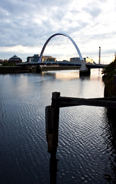 Passeio de Glasgow: vista da ponte Clyde Arc