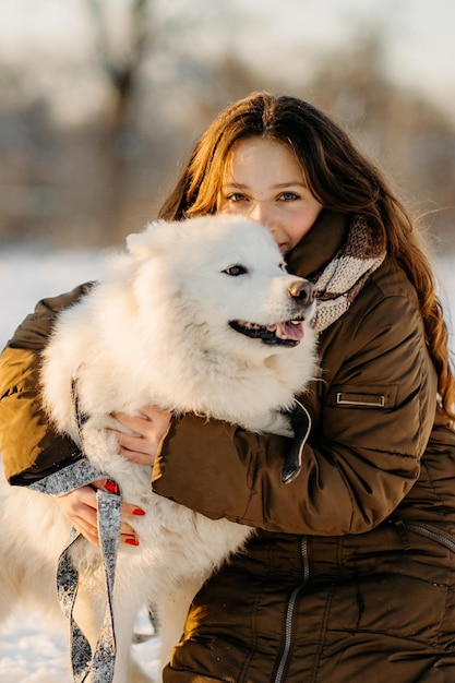 Passeio de inverno com seu animal de estimação Samoiedo favorito