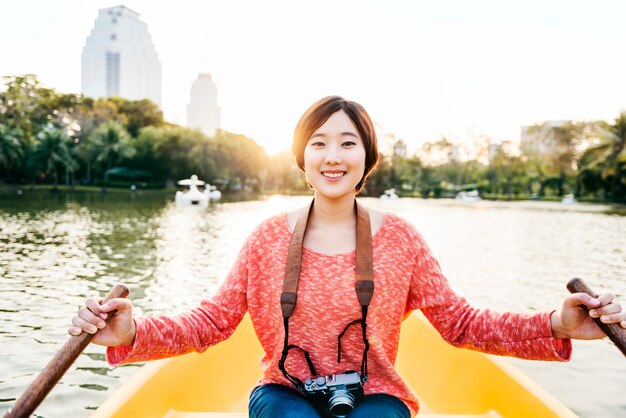 Passeio de mulher asiática no conceito de barco