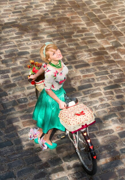 Foto passeio de primavera retrato romântico de uma garota com uma bicicleta