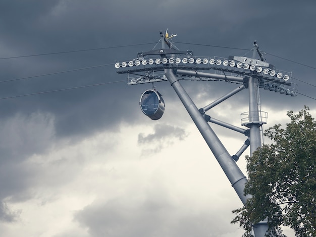 Passeio de teleférico contra o céu dramático