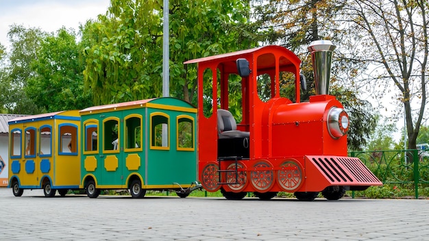 Passeio de trem até o parque de diversões infantil