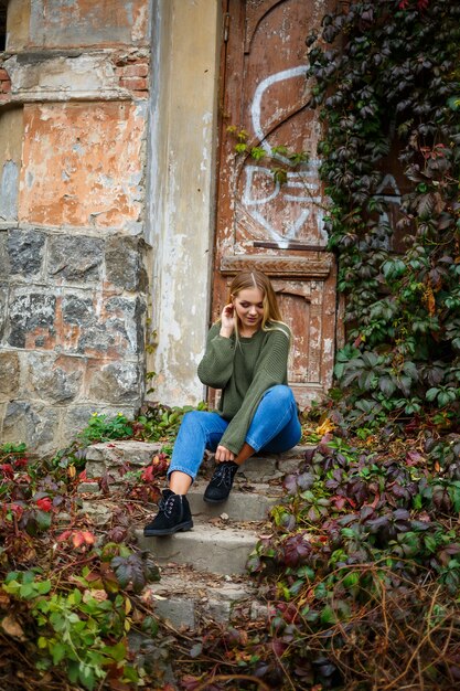 Passeio de uma linda garota em um suéter e jeans