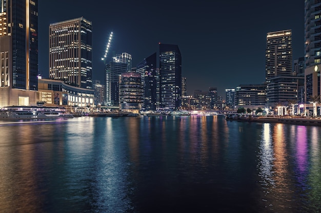 Passeio e canal em dubai marina, dubai, emirados árabes unidos