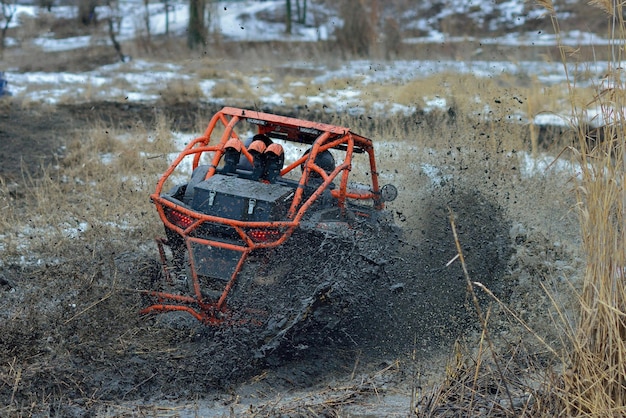 Passeio extremo de buggy na lama e na água