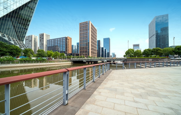 Passeio fluvial com edifícios modernos