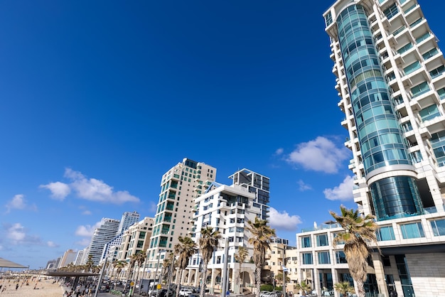 Passeio marítimo panorâmico da costa de Tel Aviv com hotéis e praias perto do porto de Old Jaffa