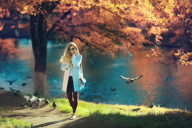 passeio no parque de outono / linda garota no parque de outono, modelo de felicidade feminina e diversão em árvores amarelas outubro