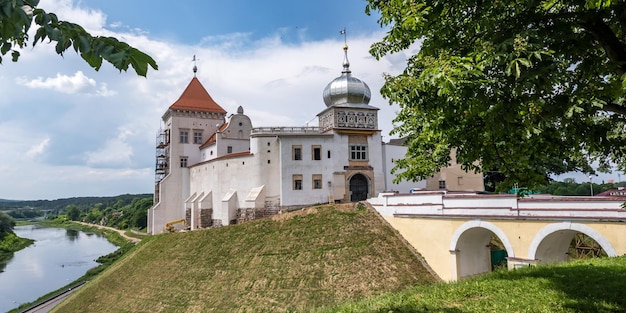 Passeio panorâmico com vista para a cidade velha e edifícios históricos do castelo medieval perto da ponte e do rio largo