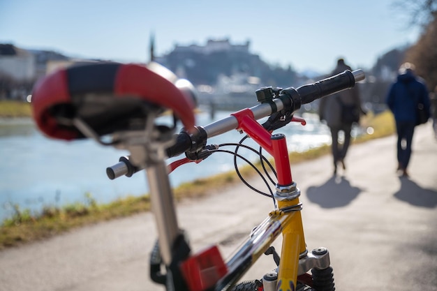 Passeio pela cidade de mountain bike em Salzburgo Fechar a barra do guidão ao ar livre dia de verão mobilidade urbana