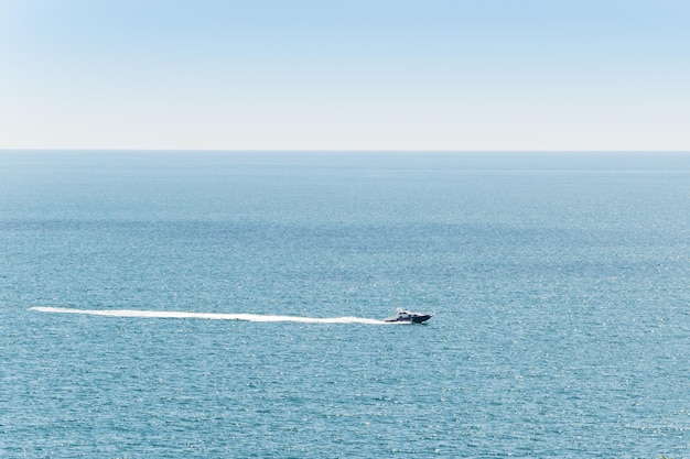 Passeios de barco no mar azul aberto