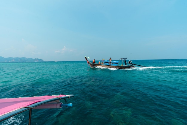 Passeios de barco nos mares e ilhasViagem em um barco longtail