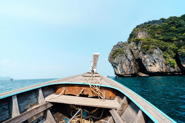 Passeios de barco nos mares e ilhasViagem em um barco longtail