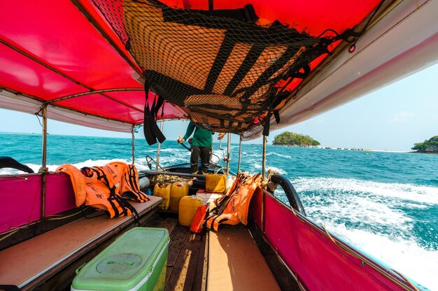 Passeios de barco nos mares e ilhasViagem em um barco longtail