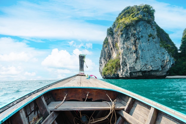 Passeios de barco nos mares e ilhasViagem em um barco longtail