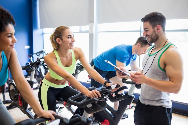 Passen Sie die Leute in einen Spin-Kurs ein