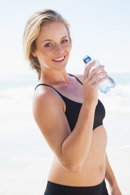 Passendes blondes Trinkwasser auf dem Strand