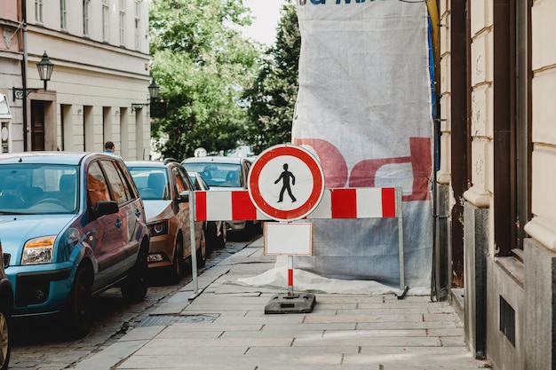 Passierverbot für das Straßenschild Bauarbeiten Passierverbot Warnschild Kein Fußgängerverkehrsschild Kein Passierschild Keine Einfahrt für Personen hängt an der Straße