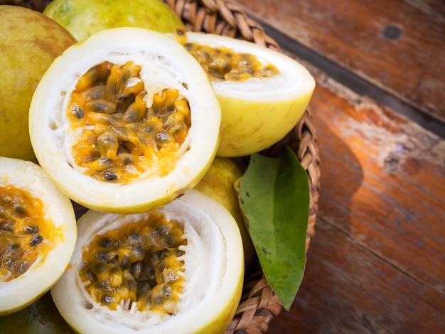 Passionsfrucht im Bambuskorb. Tropische Frucht. Saurer Geschmack, hohes Vitamin. Diät-Dessert.