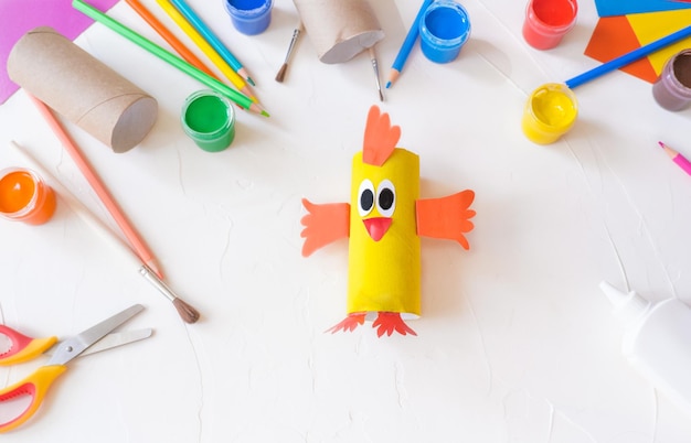 Passo 3 Ideia de artesanato DIY fácil de férias para crianças tubo de rolo de papel higiênico brinquedo pintinho bebê em um branco