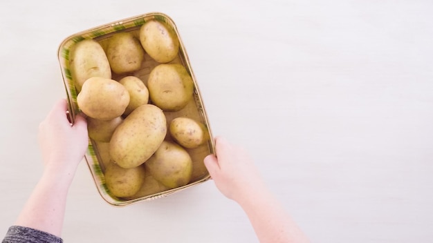 Passo a passo. batatas yukon de ouro para a receita clássica de purê de batatas.