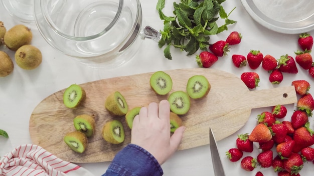 Passo a passo. cortar frutas orgânicas frescas para água infundida.