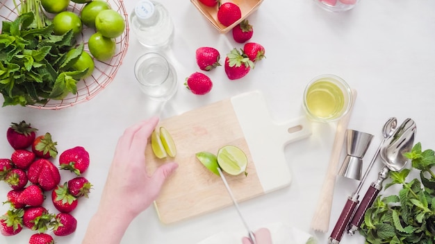 Passo a passo. Corte de frutas para mojito de morango de morangos orgânicos frescos.