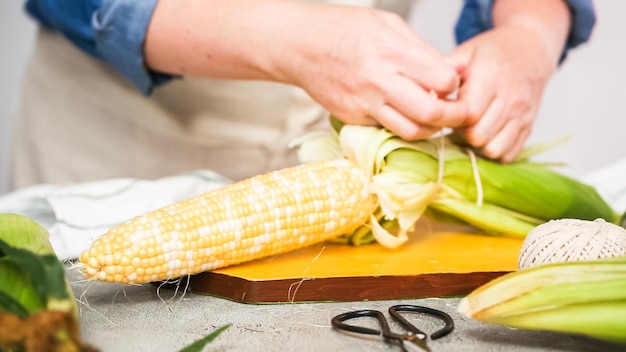 Passo a passo. Debulhando milho orgânico para fazer espiga de milho mexicana Elote.