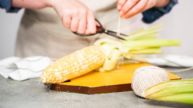 Passo a passo. Debulhando milho orgânico para fazer espiga de milho mexicana Elote.