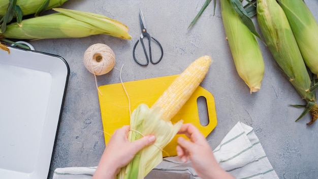 Passo a passo. Debulhando milho orgânico para fazer milho mexicano na espiga Elote.