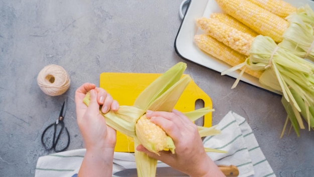 Passo a passo. Debulhando milho orgânico para fazer milho mexicano na espiga Elote.