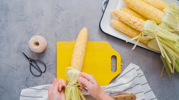 Passo a passo. Debulhando milho orgânico para fazer milho mexicano na espiga Elote.