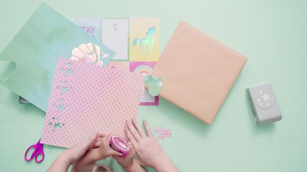 Passo a passo. Decoração de presente de aniversário infantil com papel artesanal.