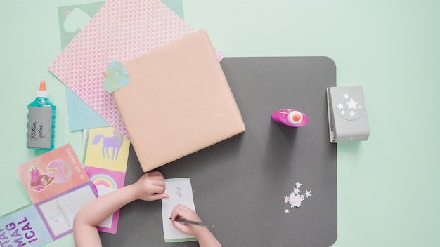 Passo a passo. decoração de presente de aniversário infantil com papel artesanal.