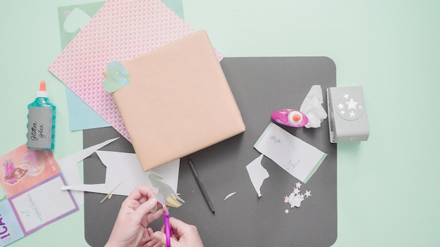 Passo a passo. Decoração de presente de aniversário infantil com papel artesanal.