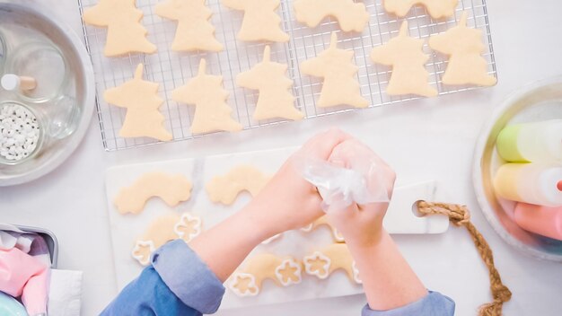 Passo a passo. Decorando biscoitos de açúcar em forma de unocrn com glacê real para festa de aniversário de menina.