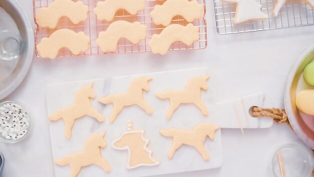 Passo a passo. Decorando biscoitos de açúcar em forma de unocrn com glacê real para festa de aniversário de menina.