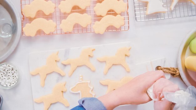 Passo a passo. Decorando biscoitos de açúcar em forma de unocrn com glacê real para festa de aniversário de menina.