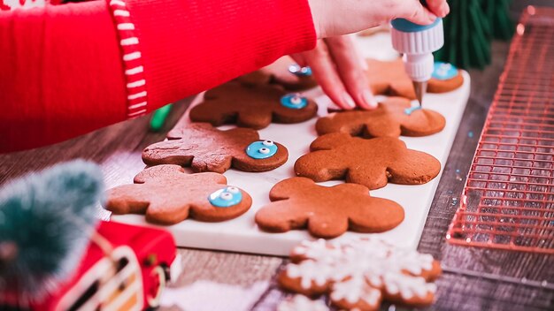 Passo a passo. Decorando biscoitos de gengibre com glacê real.