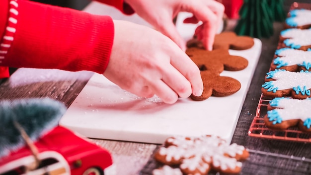 Passo a passo. Decorando biscoitos de gengibre com glacê real.