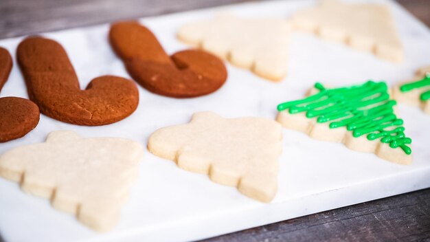 Passo a passo. Decorando biscoitos de gengibre e açúcar com glacê real para o Natal.