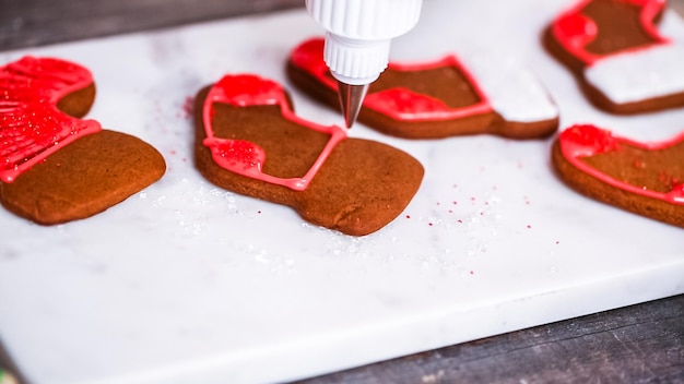 Passo a passo. Decorando biscoitos de gengibre e açúcar com glacê real para o Natal.