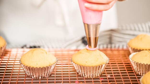 Passo a passo. Decorando cupcakes de baunilha com tema de unicórnio com cobertura de creme de manteiga de arco-íris.