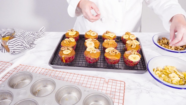 Passo a passo. Decorar muffins de pão de banana com caramelo caseiro, chips de banana e nozes.